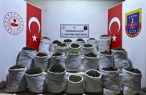 D­i­y­a­r­b­a­k­ı­r­­d­a­ ­2­,­5­ ­t­o­n­ ­e­s­r­a­r­ ­e­l­e­ ­g­e­ç­i­r­i­l­d­i­